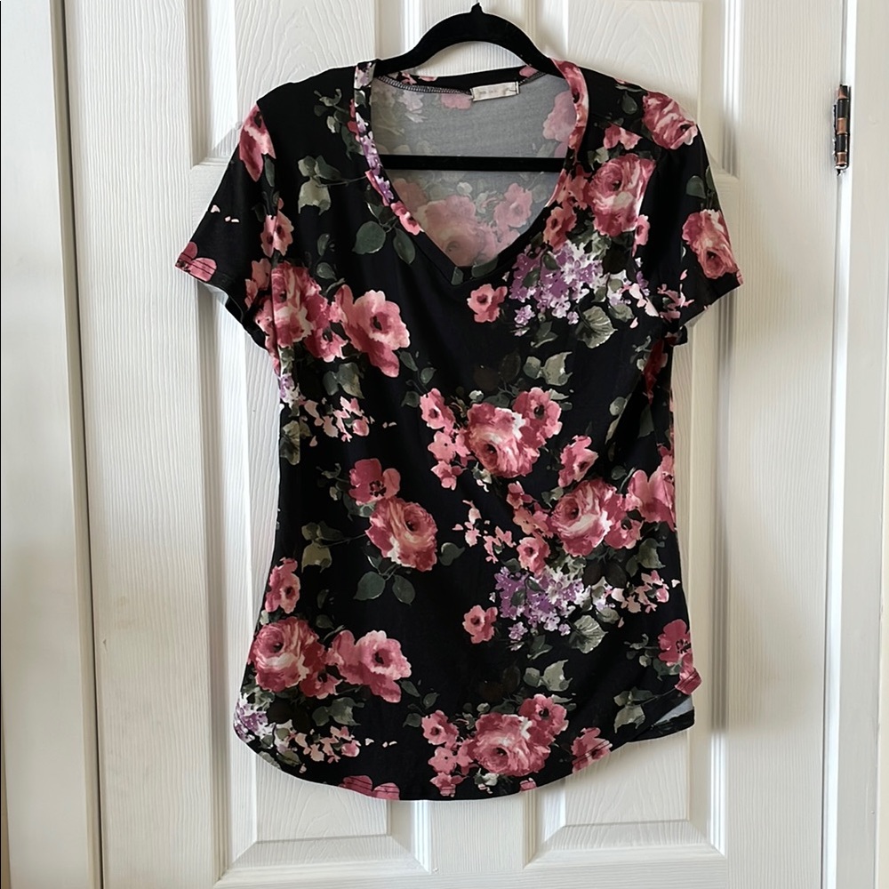 Super soft jersey floral black and pink v neck tee